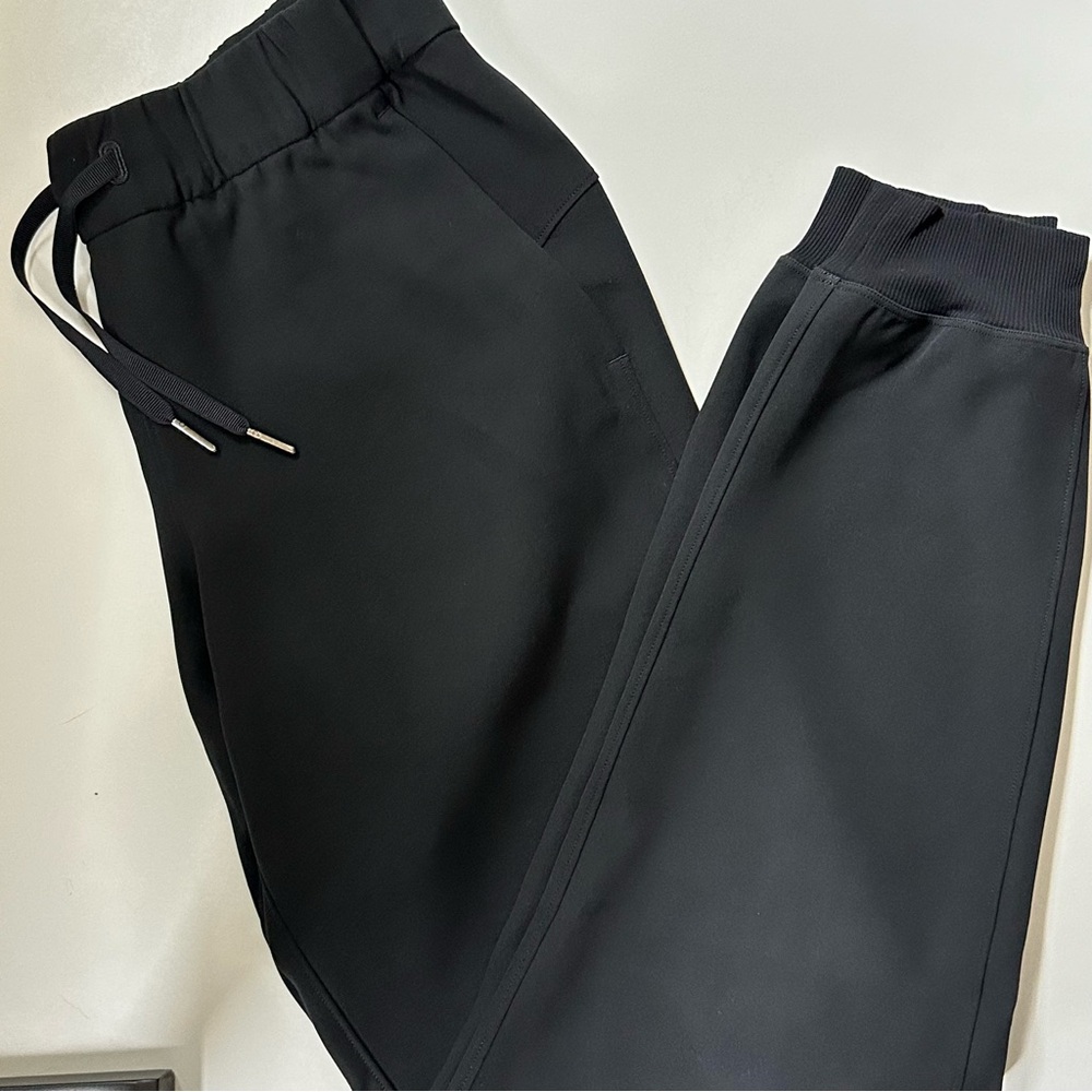 Lululemon On the Fly Mid-Rise Jogger in Black Size 4